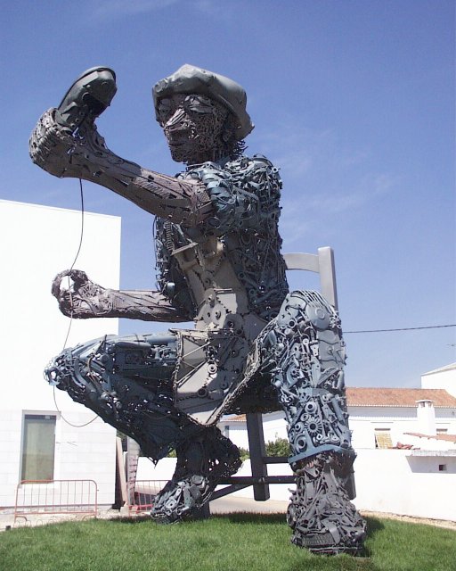 Representação estatuária do sapateiro, em Almodôvar.